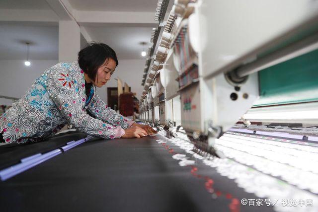 苗族90后姑娘解毅力成 一套2600元的苗繡服裝，年銷千套賺30萬